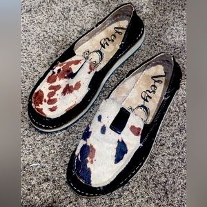 Very G Cow Hide Slides Size 9.5